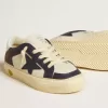Young May in wit en blauw leer met leren ster en hielstuk