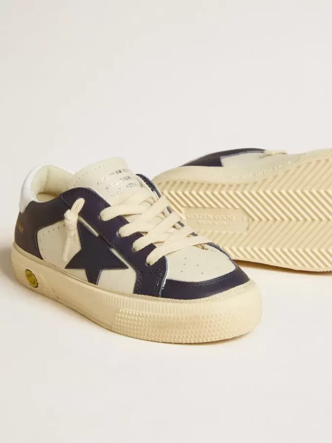 Young May in wit en blauw leer met leren ster en hielstuk