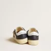 Young May in wit en blauw leer met leren ster en hielstuk