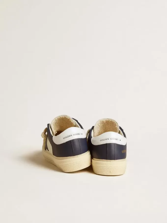 Young May in wit en blauw leer met leren ster en hielstuk