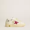 Young May met fuchsia glitterster en metallic leren hielstuk