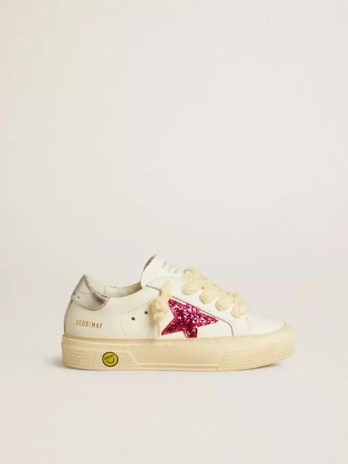 Young May met fuchsia glitterster en metallic leren hielstuk