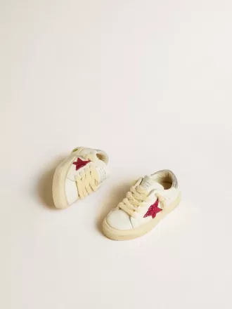 Young May met fuchsia glitterster en metallic leren hielstuk