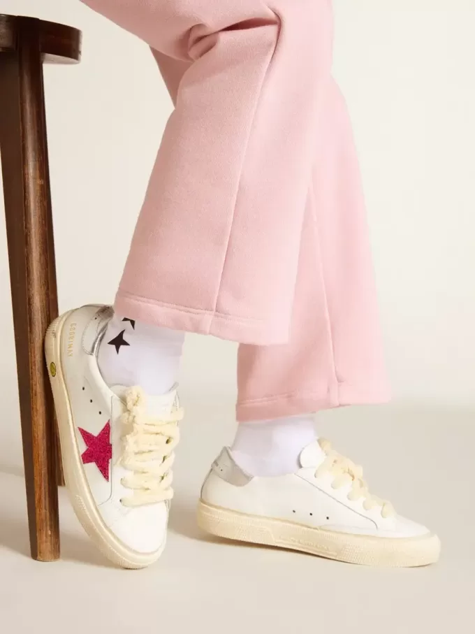 Young May met fuchsia glitterster en metallic leren hielstuk