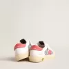 Young May met roze leren ster en hielstuk