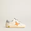 Young Old School in leer met oranje ster en babyblauwe hiellip