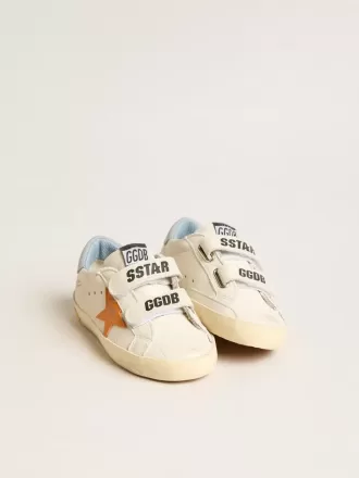 Young Old School in leer met oranje ster en babyblauwe hiellip