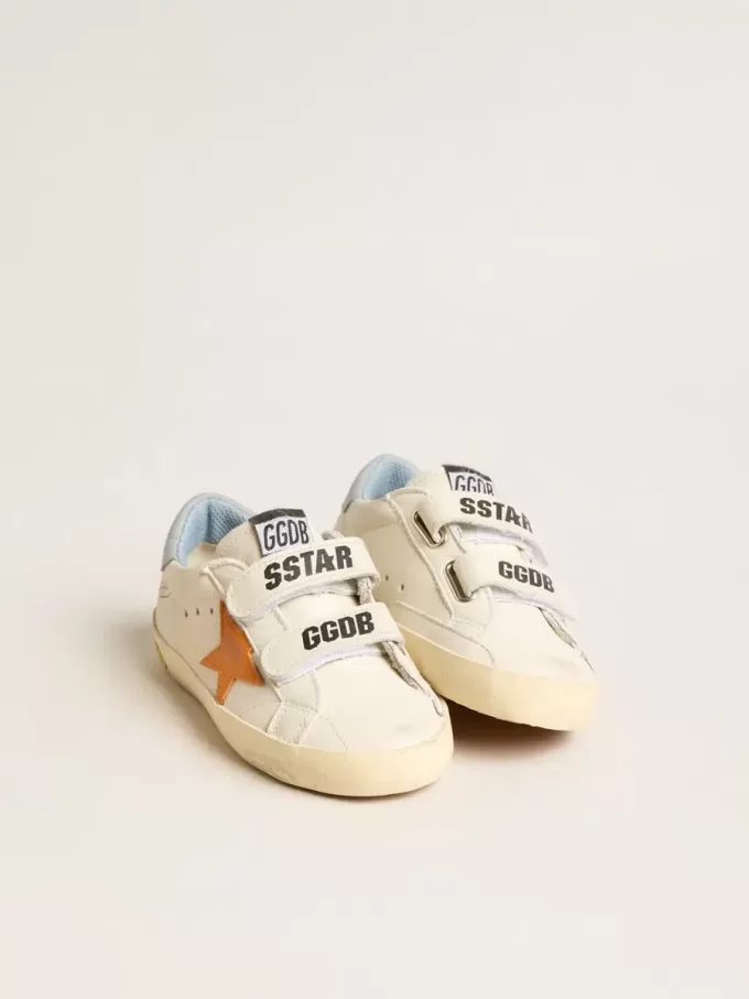 Young Old School in leer met oranje ster en babyblauwe hiellip