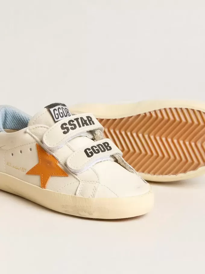 Young Old School in leer met oranje ster en babyblauwe hiellip