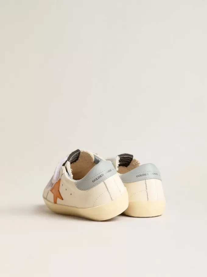 Young Old School in leer met oranje ster en babyblauwe hiellip