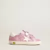 Young Old School in metallic roze suède met witte leren ster en hielstuk.