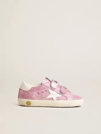 Young Old School in metallic roze suède met witte leren ster en hielstuk.