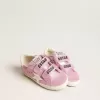 Young Old School in metallic roze suède met witte leren ster en hielstuk.