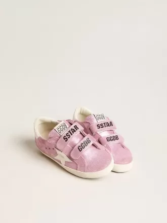 Young Old School in metallic roze suède met witte leren ster en hielstuk.