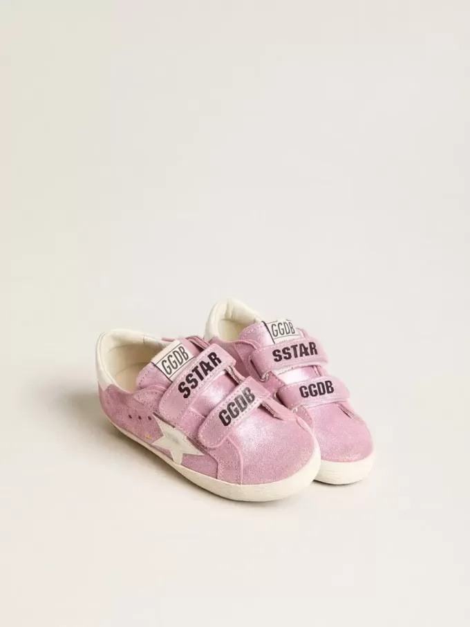 Young Old School in metallic roze suède met witte leren ster en hielstuk.