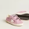 Young Old School in metallic roze suède met witte leren ster en hielstuk.