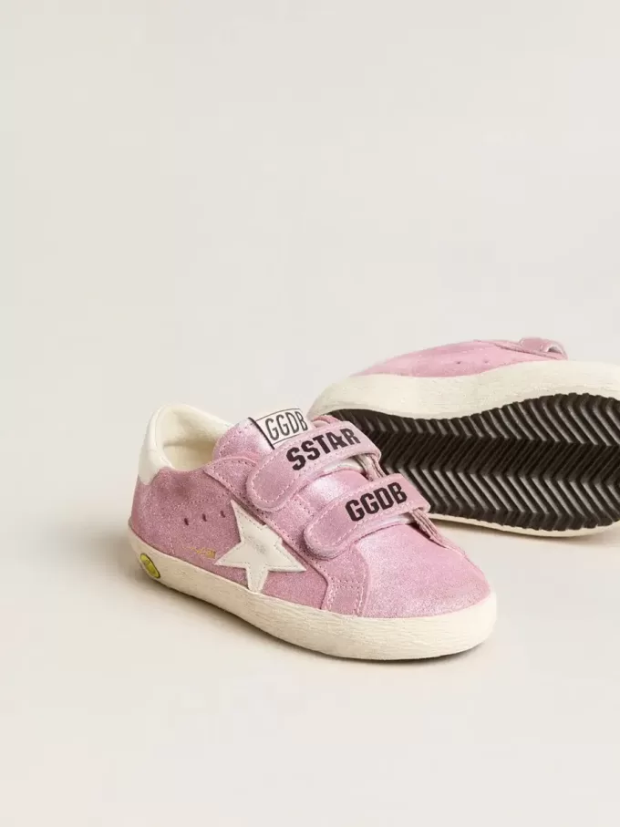 Young Old School in metallic roze suède met witte leren ster en hielstuk.