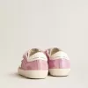 Young Old School in metallic roze suède met witte leren ster en hielstuk.