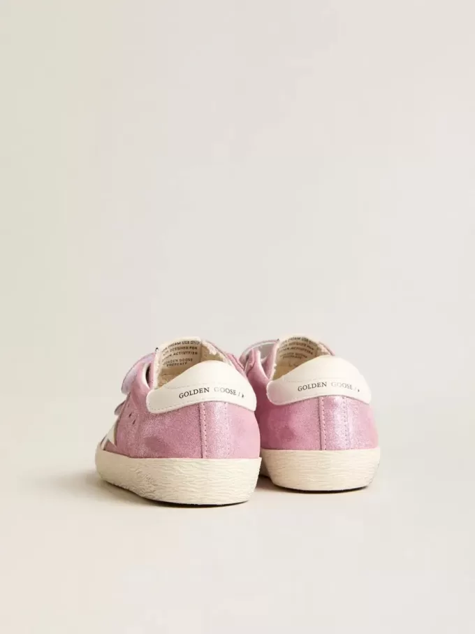 Young Old School in metallic roze suède met witte leren ster en hielstuk.