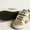 Young Old School in platina glitter met leren ster en hielstuk