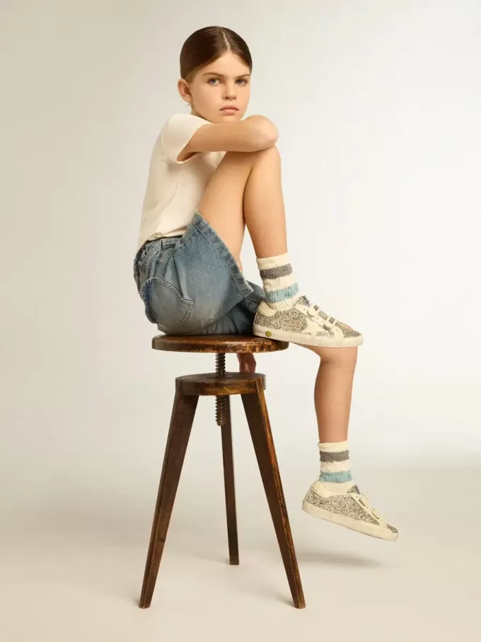 Young Old School in platina glitter met leren ster en hielstuk