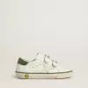 Young Old School in wit leer met groene nappa hiellip en groene inzetstukken.