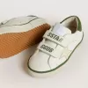 Young Old School in wit leer met groene nappa hiellip en groene inzetstukken.