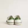 Young Old School in wit leer met groene nappa hiellip en groene inzetstukken.