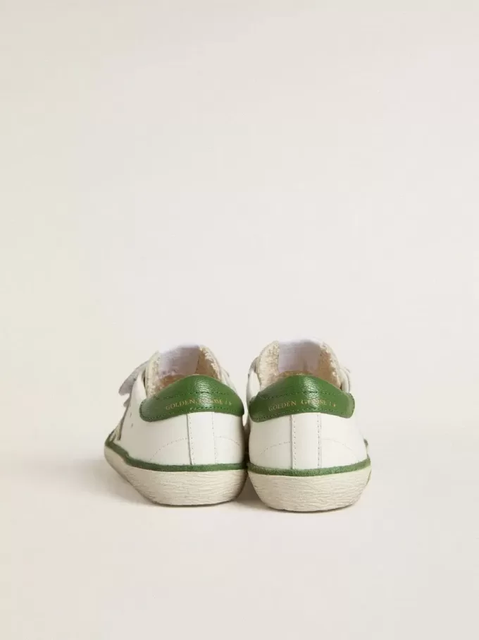 Young Old School in wit leer met groene nappa hiellip en groene inzetstukken.