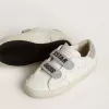 Young Old School in wit leer met zilveren Swarovski-kristallen hielstuk en bandjes