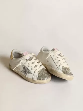 Young Super-Star met zilveren glitterster en platina tong