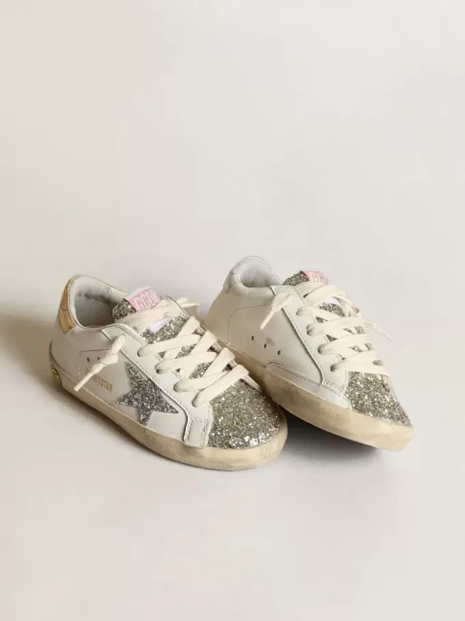 Young Super-Star met zilveren glitterster en platina tong