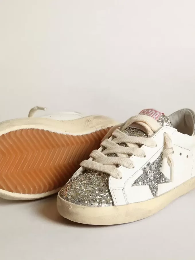 Young Super-Star met zilveren glitterster en platina tong