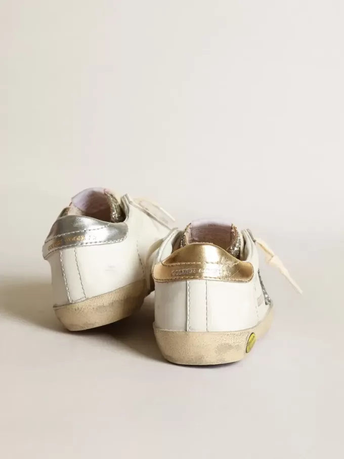 Young Super-Star met zilveren glitterster en platina tong