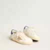 Young Super-Star van nappaleer met een beige ster en blauwe hiellip.