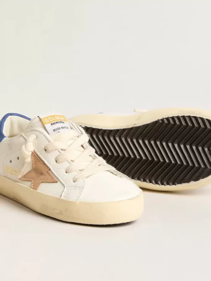 Young Super-Star van nappaleer met een beige ster en blauwe hiellip.