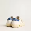 Young Super-Star van nappaleer met een beige ster en blauwe hiellip.