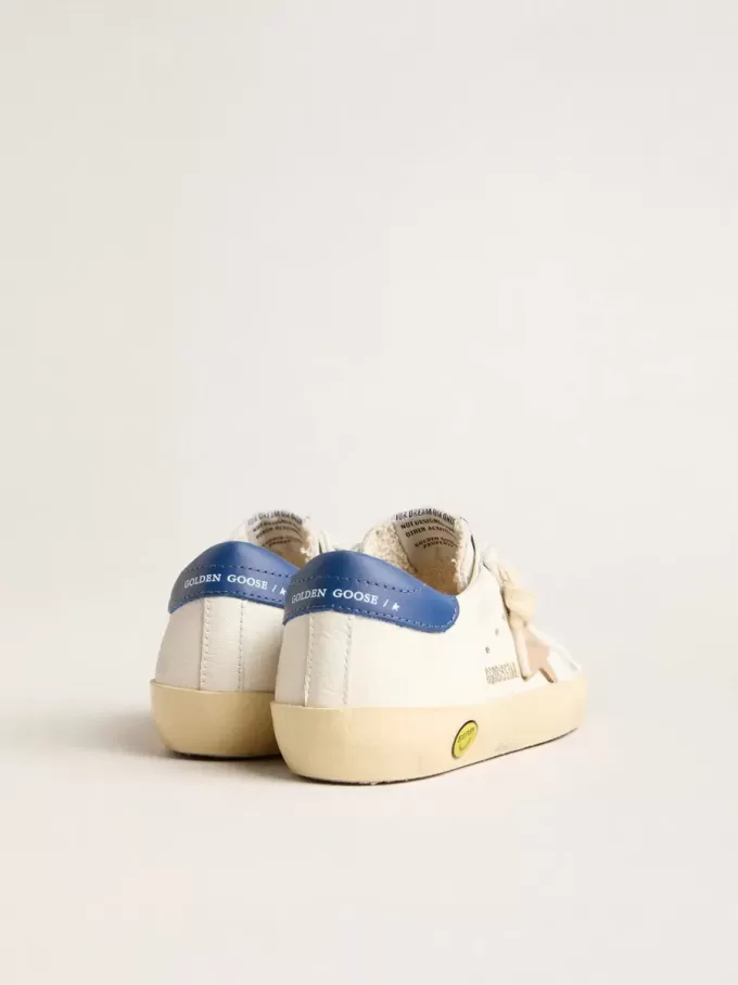 Young Super-Star van nappaleer met een beige ster en blauwe hiellip.