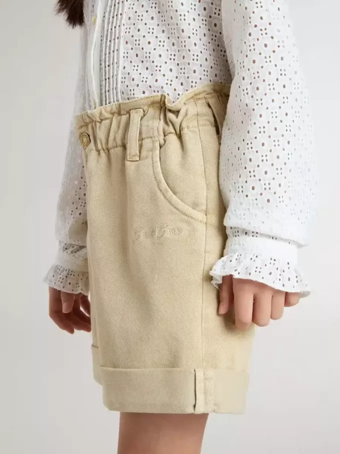 Zandkleurige korte broek voor meisjes met geborduurd logo