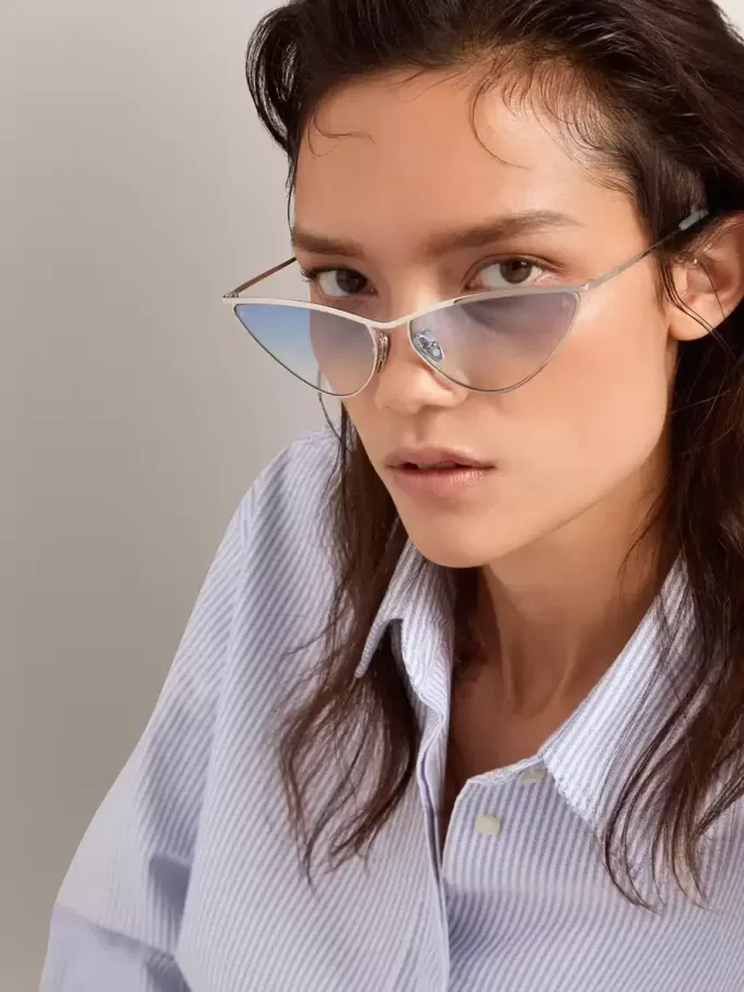Zonnebril in cat-eye-stijl met zilveren montuur en blauwe glazen