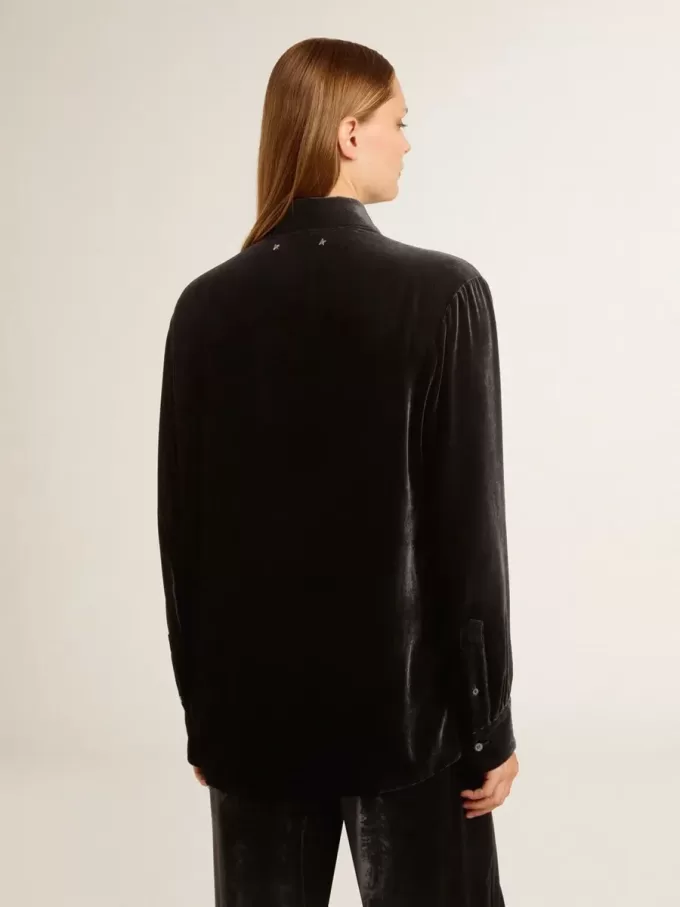 Zwart shirt met fluweeleffect en borduursels