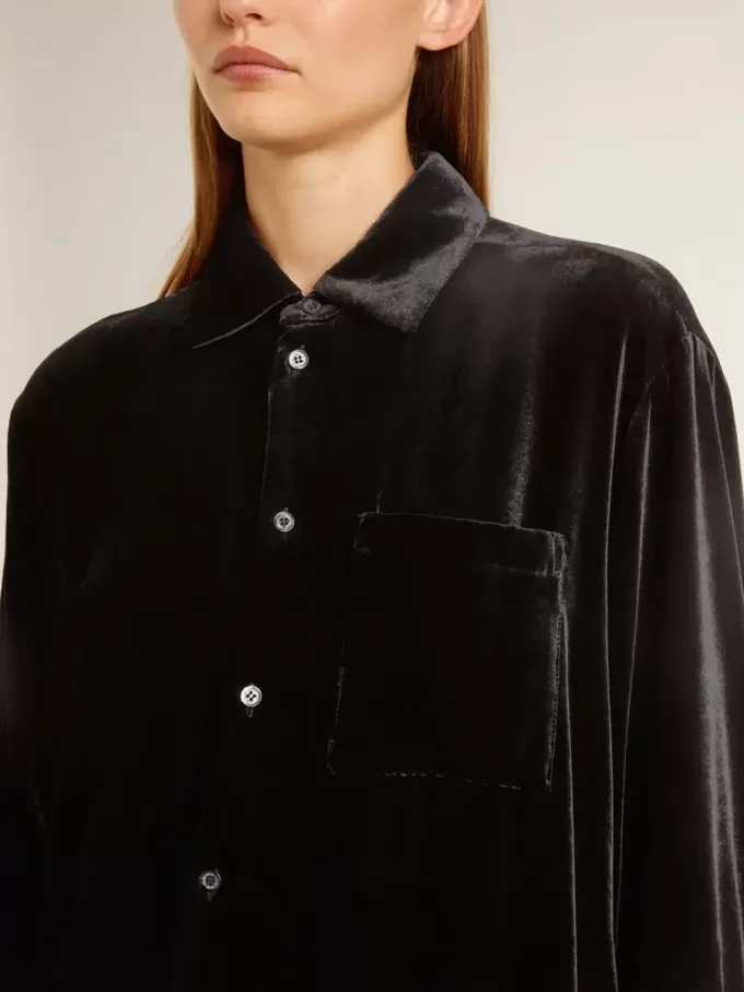 Zwart shirt met fluweeleffect en borduursels
