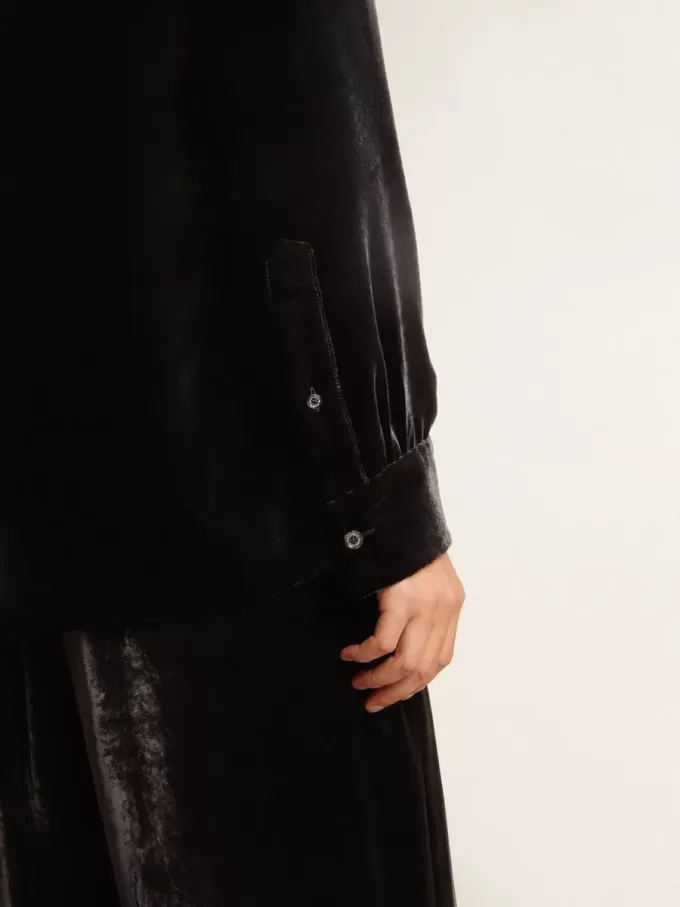 Zwart shirt met fluweeleffect en borduursels