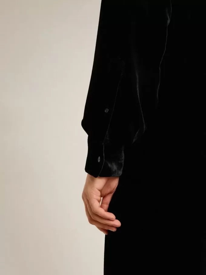 Zwart shirt met fluweeleffect en borduursels