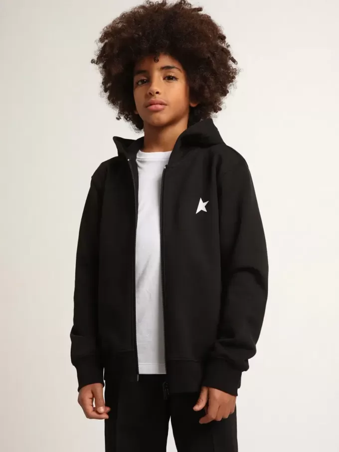 Zwart sweatshirt met capuchon en contrasterende witte ster en logo.