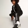 Zwart sweatshirt met capuchon en contrasterende witte ster en logo.