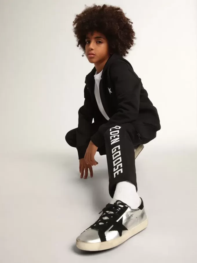 Zwart sweatshirt met capuchon en contrasterende witte ster en logo.
