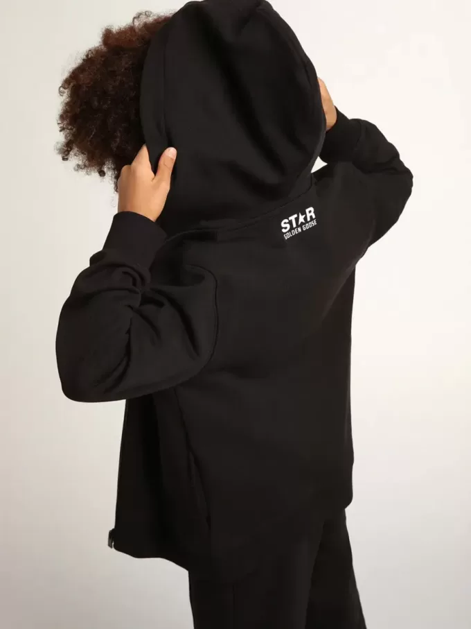 Zwart sweatshirt met capuchon en contrasterende witte ster en logo.