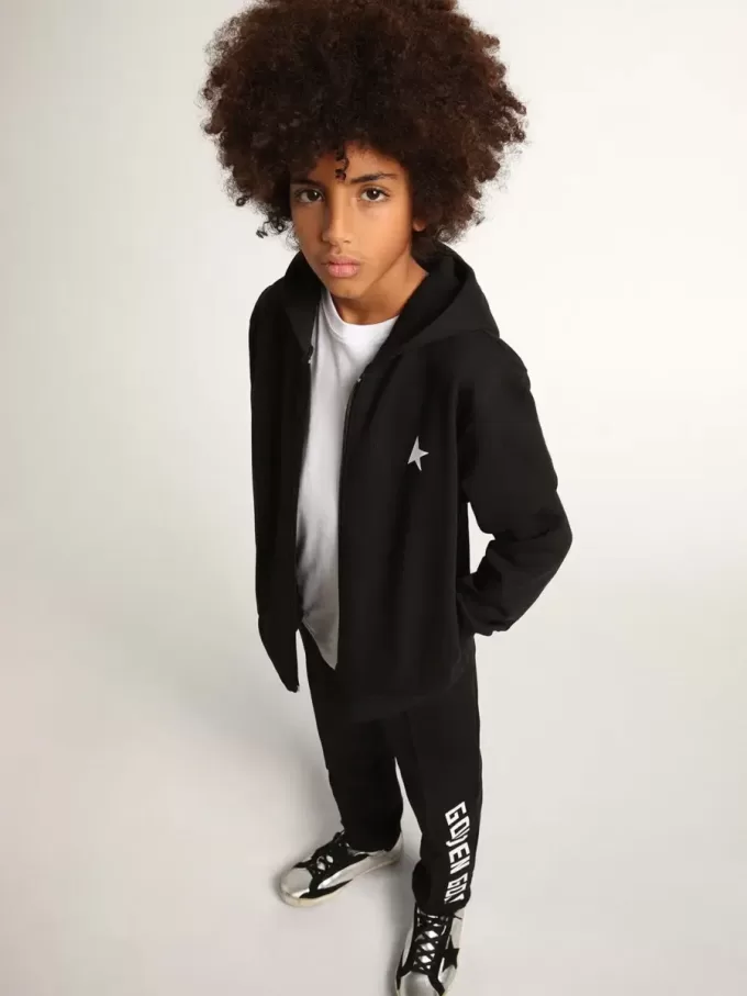 Zwart sweatshirt met capuchon en contrasterende witte ster en logo.