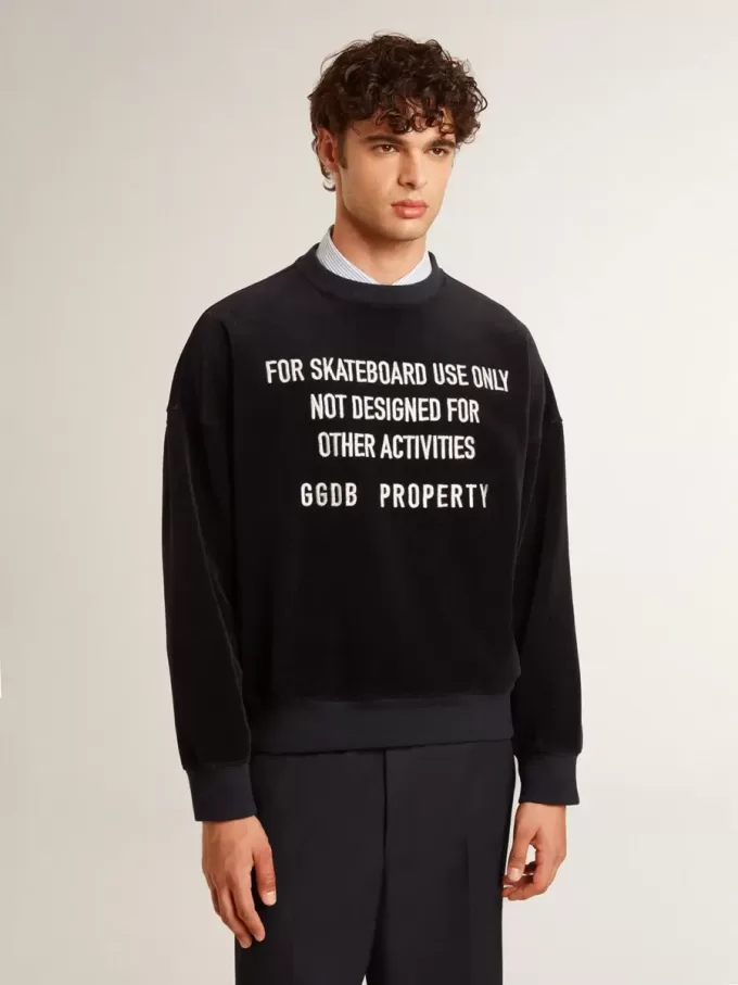 Zwart sweatshirt met ronde hals en geborduurde letters
